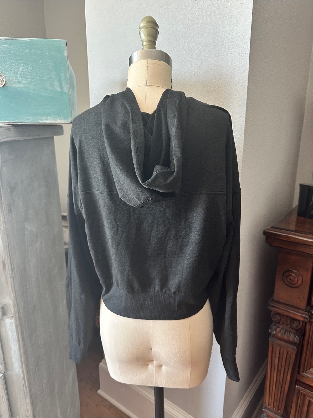 Vuori Half Zip Crop Fit Hoodie Heathered Black - Picture 7 of 9